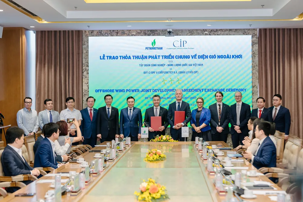 The JDA was signed by Le Manh Cuong, vice-president and deputy CEO of Petrovietnam and Robert Helms - Partner at Copenhagen Infrastructure Partners