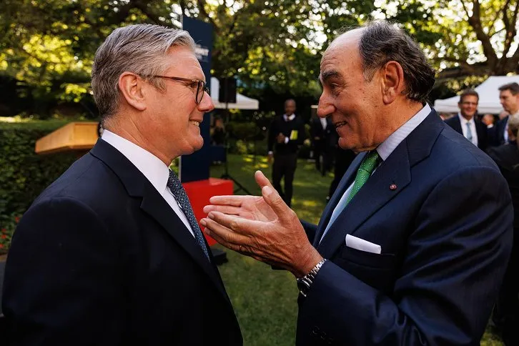 Iberdrola executive chairman Ignacio Galan (right) meets UK Prime Minister Keir Starmer