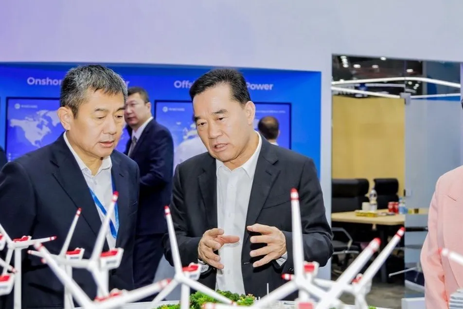 Mingyang chair and founder Zhang Chuanwei (right).