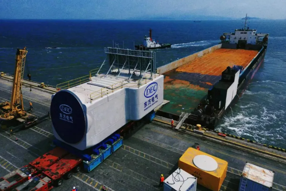 Vessel crew had a narrow window when the tide was at the right level to roll the nacelle out onto the dockside.