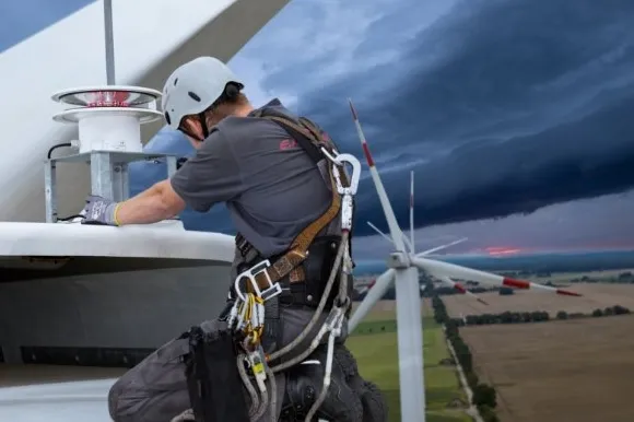 Eno Energy service worker